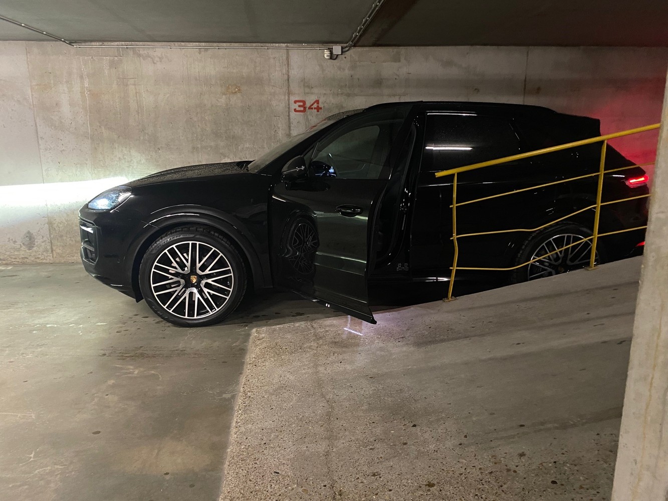 Gemakkelijk toegankelijke autostandplaats te koop op de Piers de Raveschootlaan. - foto 4