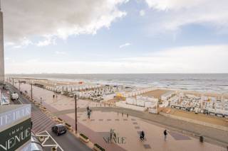 Découvrez cet appartement meublé de 2 chambres au troisième étage de la prestigieuse Résidence Lighthouse, située dans un emplacement de premier choix sur la digue à Knokke. Ici, vous pourrez profiter de la combinaison parfaite entre le calme, le confort et un accès direct à la plage, à distance de marche à la fois du Van Bunnenplein et du Lichttorenplein, deux des zones les plus prisées de la côte de Knokke.<br /><br />Salon spacieux avec vue frontale sur la mer et lumière naturelle grâce aux grandes fenêtres.<br />Agréable terrasse avec vue sur la digue animée - idéal pour profiter du soleil du matin et de l'ambiance côtière.<br />Cuisine entièrement équipée, de conception pratique et offrant tout le confort moderne.<br />Deux chambres calmes situées à l'arrière du bâtiment.<br />Cave privée et local à vélos facile d'accès dans le bâtiment.<br /><br />Emplacement, emplacement, emplacement<br />La Résidence Lighthouse est située dans l'un des emplacements les plus prisés de Knokke:<br />Directement sur la digue, avec la plage littéralement à votre porte.<br />À seulement quelques pas du centre commercial animé, des boutiques, des restaurants et de l'atmosphère typique de Knokke.<br />Le tronçon élégant de la digue entre le Van Bunnenplein et le Lichttorenplein, connu pour son allure élégante.<br /><br />Possibilité de louer un garage à proximité (200 € / mois).