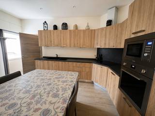 <strong>Komen - Halfopen bebouwing met 4 slaapkamers, garage in de tuin en staanplaatsen te koop.</strong><br /><br />Ideale ligging nabij school en openbaar vervoer. Prachtige instapklare woning als eerste woning.<br /><br /><strong>Indeling:</strong><br />Inkomhal, toilet, living, keuken, berging, living<br /><u>1ste verdieping:</u> 4 slaapkamers, badkamer met toilet<br /><u>Zolderverdieping:</u> mogelijkheid tot 2 extra geïsoleerde slaapkamers<br /><br /><strong>Troeven:</strong>
<ul><li>Veel mogelijkheden</li><li>Instapklaar</li><li>Staanplaatsen</li><li>Grote garage (39m²) voor 2 wagens</li><li>6 slaapkamers mogelijk</li><li>Ruime zonnige tuin</li></ul>
Momenteel verhuurd aan een huurprijs van 750 euro.<br />Renovatieplicht