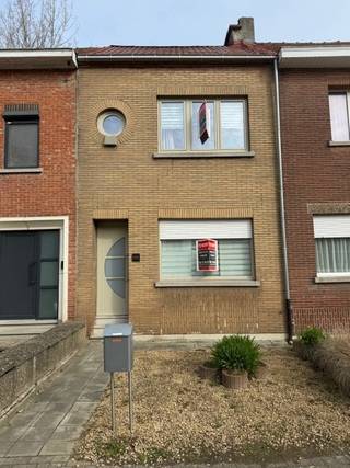 Ben je op zoek naar een instapklare woning met een mooi groen verzicht? Dan is deze leuke rijwoning op circa 150 m² uw buitenkans!<br />Inkomhal, living, aparte ingerichte keuken (2016), berging/wasplaats, apart toilet.<br />Gezellig tuintje met terras en tuinhuisje. ACHTERTOEGANG welke zeer praktisch is voor toegang met fietsen ea<br />De 1ste verdieping heeft 2 slaapkamers en badkamer ( 2018 ) met douchecabine, ligbad, lavabomeubel en 2de toilet. Op de 2de verdieping hebben we de 3de slaapkamer.<br />Vernieuwde condensatieketel ( 2023 ). Hoofd dak vernieuwd circa 2020, plat dak mei 2025.<br />Asbestvrije woning.<br />Ook ideaal als investering!<br /><br />Maak nu uw afspraak voor opendeurmoment donderdag 27 aug tussen 17-19u via olivier@immo-en-cie.be of 0475/970.780