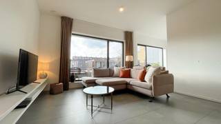Stijlvol appartement in hedendaags en ecologisch woonproject Kadox. Het appartement is gelegen in de Piraeusstraat, een verbindingsstraat tussen de Madrasstraat en de Indiëstraat. Op de tweede verdieping bevindt zich dit zeer modern en hoogwaardig afgewerkt tweeslaapkamerappartement van ca 115 m².<br /><br />De leefruimte is gelegen aan de achterzijde van het appartement en geniet bijgevolg van een ideale zuidwestelijke oriëntatie. Dankzij de grote raampartijen baden de leefruimte en keuken in het licht. Aansluitend is een gezellig terras voorzien van ca 12 m² waar u zorgeloos kan genieten van de middag- en avondzon.<br /><br />De keuken is volledig opengewerkt en uitgerust met combi-oven, kookvuur, vaatwasser en koelkast met vriezer. Alle toestellen werden netjes ingebouwd wat samen met de witte kasten een modern en strak geheel oplevert.<br /><br />De twee volwaardige slaapkamers kunnen gebruikmaken van een moderne badkamer met inloopdouche en lavabo. <br />Een derde kamer werd ingericht als dressing. <br /><br />Apart gastentoilet en berging met aansluiting voor wasmachine en droogkast.<br /><br />Een praktische kelderberging en fietsenstalling zijn reeds begrepen in de huurprijs.<br />De autostaanplaats in de ondergrondse garage is bij te huren aan 130 Euro per maand. <br /><br />Gemeenschappelijke lasten: 110 Euro per maand.<br />Provisie op het verbruik van verwarming: 70 Euro per maand.<br />De nutsvoorzieningen elektriciteit en water zijn privé op te nemen door de huurder.<br /><br />Onmiddellijk beschikbaar.