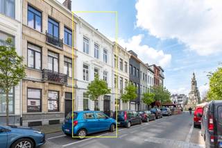 Stijlvol <strong>gerenoveerd herenhuis </strong>met <strong>stadstuin</strong> op <strong>toplocatie in het bruisende Zuid</strong><br /><br />Op <strong>wandelafstand van het Museum van Schone Kunsten, Marnixplaats</strong> en tal van gezellige restaurants en cafés, vindt u dit prachtig gerenoveerde herenhuis met indrukwekkende <strong>gevelbreedte</strong> en <strong>zonnige stadstuin.</strong><br /><br />Dit pareltje combineert moeiteloos <strong>hedendaags wooncomfort met authentieke charme.</strong> Het gelijkvloers verwelkomt u met een <strong>statige inkomhal en karaktervolle draaitrap, </strong>een sfeervolle <strong>leefruimte met haard,</strong> en een ruime <strong>leefkeuken</strong> met <strong>harmonicaramen</strong> die uitgeven op de <strong>zuidgerichte stadstuin</strong> — ideaal om buiten te genieten in alle rust.<br /><br />Op de eerste verdieping bevindt zich een <strong>royale master bedroom met dressing en toegang tot een zalig privéterras</strong>, perfect georiënteerd op de zon. Daarnaast is er een <strong>aparte badkamer </strong>en ingemaakte kasten in de hal. De tweede verdieping biedt<strong> een ruime tweede slaapkamer</strong> (eventueel opdeelbaar in twee kamers) en een <strong>tweede badkamer. </strong>De derde verdieping herbergt een d<strong>erde slaapkamer met eigen ensuite badkamer.</strong><br /><br />Een unieke woning voor wie op zoek is naar karakter, ruimte en hedendaagse luxe, in een van de meest gegeerde buurten van Antwerpen.<br /><br />Bijzonderheden:<br />-Ruime kelder <br /><strong>-Deze woning werd in 2023 totaal gerenoveerd</strong><br />-Energiezuinige woning <br />-Uitgerust met domotica<br />- Brede inkomhal waar u gemakkelijk de fietsen plaatst.