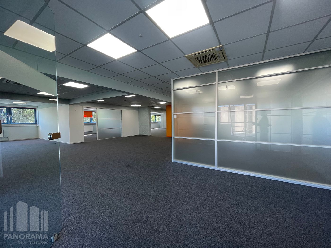 Commercial building with a 214 m² warehouse and 1,016 m² fitted offices in a prime location. - photo 5