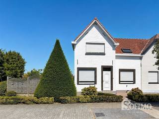 <p><span>Halfopen woning met zonnige tuin en garage op een toplocatie in Ieper</span></p><p><span>Bent u op zoek naar een ruime gezinswoning op een uitstekende ligging in Ieper? Dan is deze halfopen bebouwing zeker een bezoek waard. Dankzij de lichtrijke leefruimtes, de zonnige tuin en de praktische indeling biedt deze woning alle comfort.</span></p><p><span>Indeling:</span></p><p><span>Gelijkvloers</span><span><br />Via de inkomhal komt u in de ruime en lichtrijke leefruimte. Vanuit de leefruimte heeft u toegang tot de keuken en de droge functionele kelder. Verder bevindt zich op het gelijkvloers een gastentoilet. De keuken geeft rechtstreeks uit op de zonnige tuin.</span></p><p><span>Buitenruimte</span><span><br />De volledig aangelegde tuin is een absolute troef. Met meerdere terrassen geniet u op elk moment van de dag van de zon. Daarnaast beschikt de woning over een ruime garage en een praktisch tuinhuis, ideaal voor extra bergruimte of het opbergen van fietsen en tuinmateriaal.</span></p><p><span>Eerste verdieping</span><span><br />Op de eerste verdieping bevinden zich drie ruime slaapkamers, een berging met toegang tot de zolder en een badkamer met 2de toilet.</span></p><p><span>Troeven:</span></p><ul><li><span>Toplocatie in Ieper</span></li><li><span>Lichtrijke leefruimte</span></li><li><span>Drie ruime slaapkamers</span></li><li><span>Zonnige tuin met meerdere terrassen</span></li><li><span>Garage en ruim tuinhuis</span></li><li><span>Praktische kelder en zolder</span></li></ul><ul><li><span>Tal van uitbreidings- en renovatiemogelijkheden</span></li></ul><p><span>Deze woning is eenvoudig te verbeteren naar een EPC-label C door het plaatsen van hoogrendementsglas met ventilatie. </span></p><p><span>Deze woning combineert een uitstekende ligging met een praktische indeling en een aangename buitenruimte. Ideaal voor gezinnen of wie op zoek is naar een comfortabele thuis in Ieper. Maak snel een afspraak en ontdek zelf alle troeven van deze woning.</span></p>