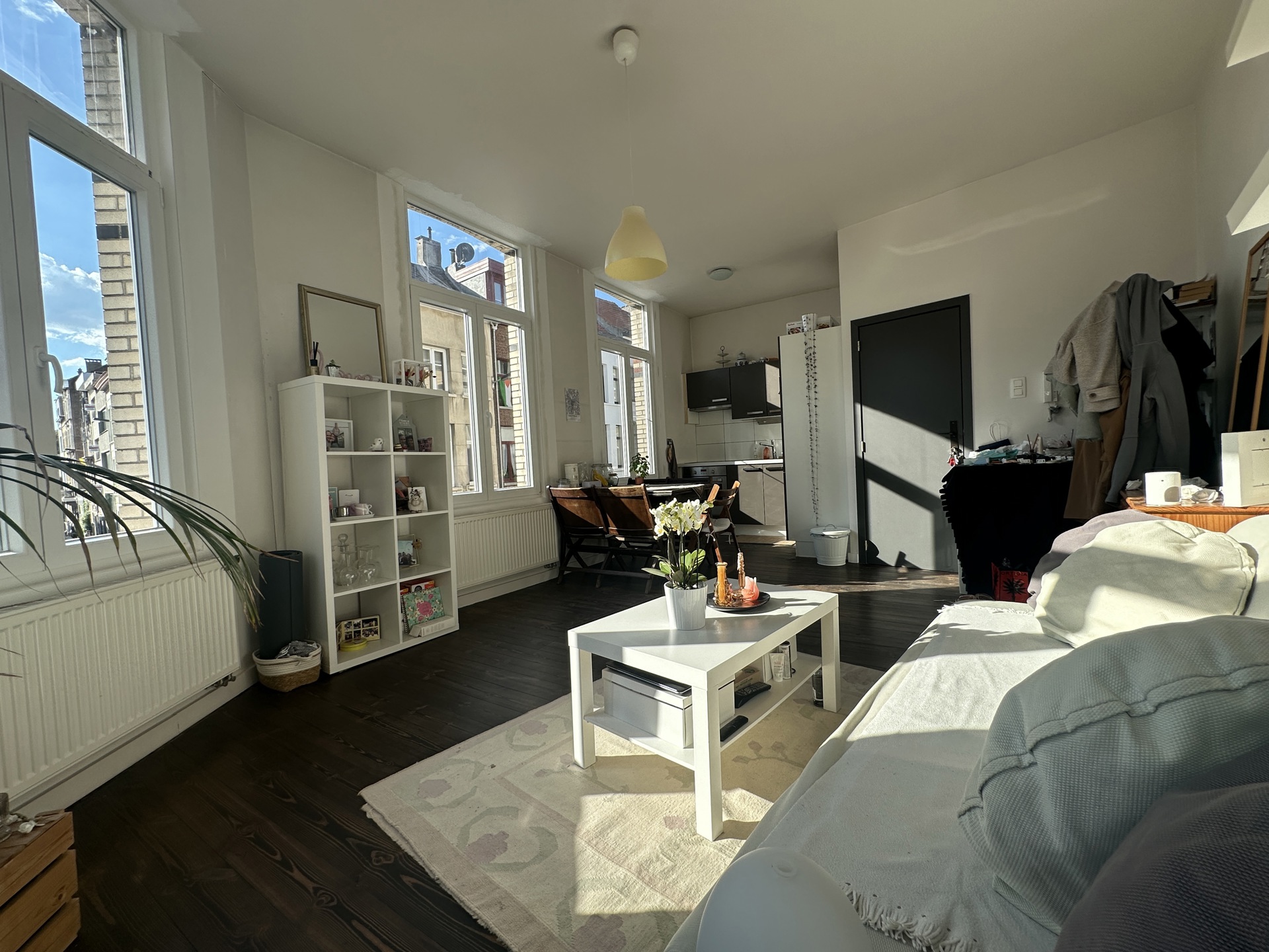 Gemeubeld appartement met veel licht in rustige straat - foto 2