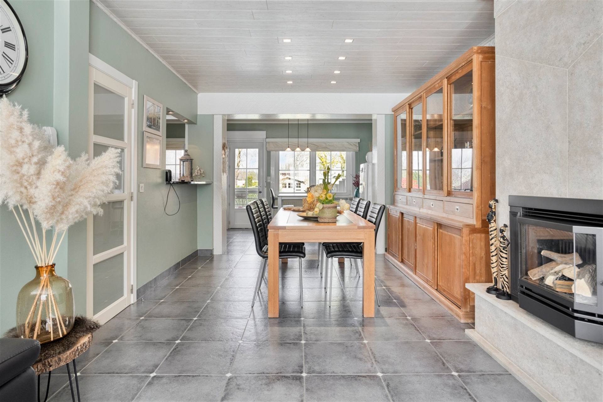 Gezinswoning met 3 slaapkamers, tuin en garage in rustige straat - foto 3