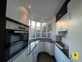 <p><span>Magnifique maison de ville de 4 chambres à coucher avec un grand jardin de ville ensoleillé dans un emplacement de choix !</span></p><p><span> </span></p><p><span>La propriété a la disposition suivante :  </span></p><p><span> </span></p><p><span>Rez-de-chaussée (hall d'entrée - salle à manger - cuisine - toilettes - salon)</span></p><p><span>En entrant dans la propriété par le hall d'entrée, l'œil est immédiatement attiré par le carrelage vivant combiné aux éléments en bois rustiques, aux hauts plafonds et aux menuiseries caractéristiques en excellent état. </span></p><p><span>La salle de séjour spacieuse sur un parquet de grande qualité bénéficie non seulement d'une belle lumière naturelle, mais aussi d'un authentique poêle à charbon en état de marche. Le sol carrelé du couloir se retrouve également dans la salle à manger, facile à entretenir. </span></p><p><span>Attenante à la salle à manger se trouve le cœur de la maison : la cuisine. Elle est équipée de tous les appareils de cuisine courants et modernes, y compris une plaque de cuisson à gaz à 5 feux. Seul le four à micro-ondes manque à l'appel.</span></p><p><span>Il s'agit non seulement d'une belle cuisine de haute qualité, mais aussi d'une cuisine extrêmement pratique et d'une conception unique. </span></p><p><span>Le rez-de-chaussée dispose également d'une toilette pour les invités avec lave-mains.</span></p><p><span> </span></p><p><span>Premier étage (toilettes - salle de bains - chambre 1 - chambre 2)</span></p><p><span>Cet étage dispose d'un deuxième WC, également équipé d'un lave-mains. La salle de bains entièrement carrelée, parfaitement entretenue, est équipée d'un double lavabo, d'une douche séparée et d'une combinaison baignoire/douche. </span></p><p><span>Grâce à la grande fenêtre, l'aération est optimale et la lumière naturelle est présente. De plus, il y a deux chambres spacieuses à cet étage (12m² &amp; 18m²), toutes deux avec un parquet caractéristique. Il y a beaucoup d'espace pour décorer à votre guise.    </span></p><p><span> </span></p><p><span>Deuxième étage (chambre 1 - chambre 2)</span></p><p><span>Tout comme le reste de la maison, cet étage a été rénové à la perfection. La plus grande chambre est équipée de lucarnes Velux modernes, stores inclus. Les deux chambres bénéficient d'une très belle surface (12m² &amp; 18m²) et offrent donc beaucoup de potentiel en termes d'utilisation.</span></p><p><span> </span></p><p><span>Sous-sol &amp; grenier</span></p><p><span>La cave sèche de 38m² offre beaucoup d'espace de stockage. De plus, les raccordements pour le lave-linge et le sèche-linge sont également situés ici. Dans le grenier, il y a un espace de stockage supplémentaire d'une superficie de 10m².</span></p><p><span> </span></p><p><span>Jardin de ville</span></p><p><span>Le jardin de ville spacieux, avec beaucoup d'intimité et encore plus de soleil, est l'endroit idéal pour échapper à la vie urbaine trépidante. L'électricité est déjà fournie et l'entretien est limité. La cerise sur le gâteau. </span></p><p><span> </span></p><p><span>Location et disponibilité</span></p><p><span>Prix de location : €1.900,00/mois</span></p><p><span>Disponible : 01/08/2026</span></p><p><span> </span></p><p><span>Atouts supplémentaires :</span></p><ul><li><span>Mobiscore 9.6/10</span></li><li><span>Beau jardin de ville</span></li><li><span>Entièrement rénové</span></li></ul><p><span> </span></p><p><span> </span></p>