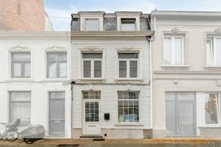 De woning beschikt over een bewoonbare oppervlakte van circa 100 m² en biedt heel wat mogelijkheden om er een gezellige en hedendaagse thuis van te maken.<br /><br />Indeling:<br />Gelijkvloers:<br />-Woonruimte met open keuken<br />-Toilet<br />-Toegang tot kelder<br /><br />Eerste verdiep:<br />-Badkamer met bad<br />-Aansluitingen voor wasmachine<br />-Slaapkamer<br /><br />Tweede verdiep:<br />-Multifunctionele zolderruimte te gebruiken als slaapkamer, dressing, bureau..<br /><br />Momenteel wordt deze woning nog verhuurd maar deze zal bij akte vrij zijn.<br /><br />Hoewel er geen buitenruimte aanwezig is, vormt deze woning een interessante opportuniteit voor starters, alleenstaanden, koppels of investeerders die op zoek zijn naar een compacte stadswoning in Mechelen.<br /><br />De Gebroeders Verhaegenstraat is een erfgoedstraat gelegen in hartje Mechelen. Het intern samenvoegen van woning nr 20 en 22 zou na overleg met bouwdienst mogelijk moeten zijn mits behoud van de originele gevels. Vergunning zelf te bekomen.<br /><br />Maak snel je afspraak met Dewaele vastgoed te Mechelen<br /><br />Bestuursmaatregelen in het maatregelenregister: nee<br /><br />Deze AI-visualisaties zijn bedoeld als inspiratie. Er werd geen rekening gehouden met technische specificaties, stedenbouwkundige voorschriften of de concrete mogelijkheden tot realisatie.