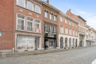 Located in the very heart of the city centre, on a busy street just a stone’s throw from the quays and the main square, this mixed-use building...