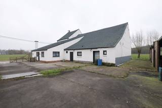 Deze eigendom ligt in een doodlopende straat omgeven door velden, rust en privacy. <br /><br />De hoeve is voorbestemd voor landbouw of para-agrarische activiteiten, bevat een stal dewelke momenteel is ingericht met 17 paardenboxen. Verder is er een binnenpiste en buitenpiste (30m x 60m) aanwezig. De overige loodsen zijn voorzien voor opslag. <br />Achteraan bevinden zich de omheinde weides. <br /><br />De woning omvat op het gelijkvloers een open keuken met eethoek en een authentieke leefruimte met hoge plafonds. Op het gelijkvloers is er ook een apart toilet en badkamer voorzien van dubbele lavabo en een douche-bad. <br /><br />Op de eerste verdieping zijn er 2 tot 3 slaapkamers en is er toegang tot de zolder, deze is nog perfect in te richten als masterbedroom. Aanpalend aan de woning bevindt zich een bijgebouw (vergund als stallen), deze werd recent volledig gerenoveerd tot kantoor met berging en sanitaire blok. Deze woning is voorzien van pelletkachels.<br /><br />Veelzijdige eigendom voor de professionele paardenfokker of een andere (para) agrarische activiteit!