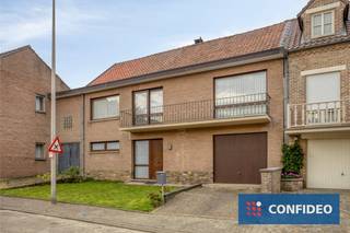 Deze woning is gelegen in het pittoreske Vreren, een rustige en landelijke deelgemeente van Tongeren-Borgloon. U geniet hier van een aangename woonomgeving met een vlotte verbinding naar het centrum van Tongeren, omliggende gemeenten en de belangrijkste invalswegen. Dankzij de combinatie van rust, groen en een goede bereikbaarheid vormt deze locatie een ideale uitvalsbasis voor wie comfortabel wil wonen in een landelijke omgeving. De woning is toe aan een renovatie, waardoor u ze volledig naar eigen smaak en volgens hedendaagse woonnormen kunt inrichten. Dankzij het EPC-label D geldt er echter geen renovatieplicht, wat een interessante troef vormt voor zowel eigenaars-bewoners als investeerders.<br /><br />Bij het betreden van de woning komt u terecht in een ruime inkomhal. Op het gelijkvloers bevinden zich verder een praktische badkamer, een ruime wasplaats en een garage met aansluitend een berging achteraan.<br /><br />De eerste verdieping omvat twee slaapkamers, een gezellige leefruimte, een extra bergruimte, de keuken en een afzonderlijk toilet.<br /><br />De woning beschikt over een aangename tuin waar u in alle rust kunt genieten van het buitenleven.<br /><br />Bent u op zoek naar een woning met potentieel op een rustige locatie? Dan is deze bel-étagewoning in Vreren zeker een bezoek waard. <br /> 