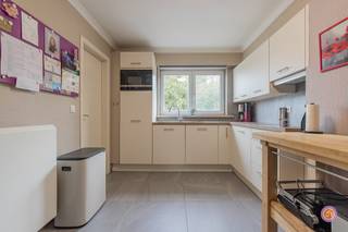 Vandaag nemen we je mee naar de rustige gemeente Bornem. De gemeente staat bekend voor zijn wondermooie fietsroutes doorheen de natuur en natuurlijk de alombekende dodentocht. Scholen, recreatiecentra en openbaar vervoer bevinden zich in een straal van 1km. Verder bevinden zich ook winkels en lokale restaurants op wandelafstand.<br /><br />Dit vernieuwd duplex appartement bevindt zich op de eerste en tweede verdieping. Bij binnenkomst worden we verwelkomd door een inkomhal met de aanwezigheid van een gastentoilet. Wanneer we verder doorlopen, treffen we de ruime leefruimte die baadt in natuurlijk licht door de grote raampartijen.<br /><br />De keuken is volledig geïnstalleerd en beschikt over een praktische berging waar zich de aansluiting bevindt voor een wasmachine en waar je tal van zaken kan opbergen.<br /><br />Wanneer we de trap naar boven nemen, treffen we twee volwaarde slaapkamers alsook een badkamer voorzien van een inloopdouche, lavabo en toilet.<br /><br />Via de uitschuifbare trap kunnen we de zolderruimte terugvinden die momenteel dienst doet als opbergruimte.<br /><br />Het appartement beschikt over een aangenaam terras waar je kan genieten van een aperitiefje.<br /><br />Bovendien beschikt het appartement over een gunstig EPC-label B.<br /><br />Heb je interesse in dit vernieuwd duplex appartement?<br />Neem gerust contact op via roy@julimmo.be of 0498 62 74 71.