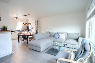 Instapklaar duplexappartement met 3 slaapkamers (105m²) Dit betreft een trendy appartement gelegen in een kleine residentie van 4 appartementen,...