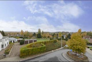 3 kamer appartement (110m2) met prachtig zicht in centrum Dilbeek.<br />Grote living met terras naar het zuiden, badkamer met ligbad. Apart toilet, gang met ingemaakte kast. <br />3 kamers vaarvan 1 met terras.<br />Kelder, garage.<br />Op wandelafstand van openbaar vervoer, winkels en school<br />Huur 1250 + 300 waarin afrekening chauffage jaarlijks.