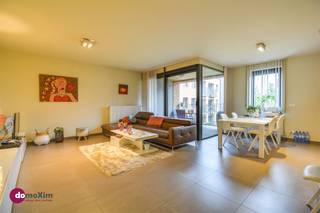 <p><span>Gemeubeld appartement met 2 slaapkamers in het centrum van Leuven</span></p><p><span> </span></p><p><span>Binnenkomen in het appartement doe je via de ruime inkomhal. Deze hal leidt je naar de leefruimte met open keuken. De keuken is voorzien van alle comfort. Vanuit de leefruimte heb je ook toegang tot het zuid-gerichte, overdekte terras met zicht op de gemeenschappelijke tuin. Verder in het appartement kan je de twee slaapkamers terugvinden, één voorzien van een dubbel bed, de andere van een dubbel sofa-bed en bureau. De badkamer is uitgerust met een inloopdouche en dubbele wastafel. </span></p><p><span> </span></p><p><span>De wasplaats is uitgerust met een wasmachine, droogkast &amp; handige opbergmogelijkheden. Verder heb je nog een apart toilet.</span></p><p><span> </span></p><p><span>In de ondergrondse parkeerplaats kan je jouw wagen kwijt. Je fiets kan je opbergen in de gemeenschappelijke fietsenstalling.</span></p><p><span> </span></p><p><span>Wil jij wonen in het bruisende centrum van Leuven met alle voorzieningen in de nabijheid? Aarzel dan niet langer en contacteer ons voor een bezoek! </span></p><p><span> </span></p><p><span>015 20 36 00 - <span>info@domoxim.be</span></span><span> </span></p>