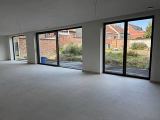 Dit nieuwbouw energiezuinig gelijkvloers appartement(147m²) is gelegen te Muizen, vlot bereikbaar en nabij openbaar vervoer, invalswegen, school en supermarkt.Het appartement omvat een ruime living met ingerichte open keuken(67m²) welke uitgeeft op het terras, 3 slaapkamers, gastentoilet, badkamer met inloopdouche, wasplaats en ondergrondse parking met kelderberging.De aanwezigheid van een warmte pomp met vloerverwarming, zonnepanelen en zonnescreens maken dit appartement compleet. Het appartement wordt volledig nieuw geschilderd.