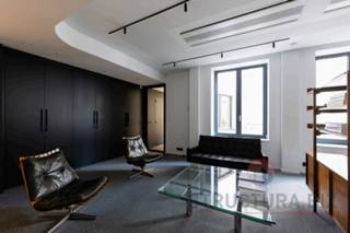 Renovated, bright, fully partitioned offices ideally located next to the lively Ma Campagne district, and close to the Saint-Gilles Town Hall. Numerous shops, restaurants and facilities in the immediate vicinity.<br />Easily accessible by public transport.<br />Outdoor parking available: €1,450/space/year.<br />Excluding charges and taxes.