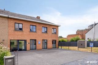<p>Op wandelafstand van het gezellige centrum van Steenokkerzeel met alle winkels, restaurantjes, cafeetjes en wekelijkse zondagsmarkt in de buurt. Dit gezellig huis bestaat uit inkomhal/trapzaal in marmer, gastentoilet, ingerichte keuken, woonkamer en het vroegere kapsalon (waar voorheen de garage was). Op de eerste verdieping nachthal met toegang naar het terras, 2 slaapkamers, dressing en bureau. Badkamer met ligbad, badkamermeubel en toilet. Opbergkelder en zolder met uitbreidingsmogelijkheden. Leuk gezellig terras, tuin en 3 parkeerplaatsen voor de deur, dus ook ideaal voor wie zelfstandige activiteit wil starten zoals kapsalon, schoonheidssalon, trimsalon, … (INFO) Asbest dak te vervangen tegen 2034. De woning is uitgerust met 17 zonnepanelen, een waterverzachter en beschikt over een conform gekeurde elektrische installatie. Lage EPC score 134 label B. Openbaar vervoer op 230 m, school op 650 m. Nabij belangrijke invalswegen en autosnelwegen.</p>