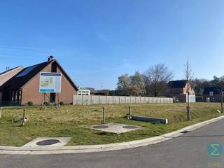 <p><strong>Rustig gelegen bouwgrond voor open bebouwing in Dessel - Verkaveling Pluimvelden</strong></p>
<p>Deze mooie bouwgrond ligt op een rustige locatie in Dessel, op slechts 5 minuten van het centrum. Het perceel biedt de perfecte gelegenheid voor het bouwen van een open bebouwing. Ideaal voor wie rustig wil wonen maar toch vlot bereikbaar wil zijn.</p>
<p>De toegestane bebouwing betreft een woning met twee bouwlagen, te voorzien van een zadeldak of een plat dak. De woning mag een breedte van ongeveer 9 meter hebben, met een maximale diepte van 17 meter op het diepste gedeelte.</p>
<p>Daarnaast is het mogelijk, mits goedkeuring van de buren, om een carport te bouwen op de linkse perceelsgrens. In de strook voor bijgebouwen is er bovendien de mogelijkheid om een bijgebouw te realiseren, met een maximumoppervlakte van 12m².</p>
<p>Met deze bouwgrond heeft u de ruimte om uw droomhuis te realiseren, met alle comfort en rust van een landelijke omgeving, maar toch dicht bij belangrijke verbindingswegen en omliggende gemeenten.<br /><br /><em><span><strong>Algemeen:</strong></span></em><br /><em>- Oppervlakte: 885m²</em><br /><em>- Voor de oprichting van een vrijstaande woning</em><br /><em>- Maximum bouwdiepte: 17m</em><br /><em>- Gevelbreedte: 9,41m</em><br /><em>- Bijgebouw max 12m²</em><br /><br /></p>