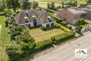 Deze op te frissen villa ontvangt je in een bijzonder statige inkomhal, waar de majestueuze trap met alle aandacht gaat lopen. Je komt verder tot in een riante leefruimte, waar je via de vele raampartijen uitzicht hebt op de tuin in de omgeving. Dit heb je ook in de grote aanpalende leefkeuken, die je eveneens via een tussenruimte kan bereiken. Deze verbindt de polyvalente ruimte vooraan het pand (winkel, bureel, praktijk, ...) en een bureel met elkaar. Verder op het gelijkvloers : een grote wasplaats/berging en een gastentoilet. Op de eerste verdieping is er rond de grote overloop plaats voor vier grote slaapkamers (waarvan er twee met elkaar zijn verbonden door een dressing) en een badkamer met ligbad. De absolute bonus vinden we echter achteraan het pand : de grote tuin kijkt uit op een prachtig landelijk gebied, waar de seizoenen aan je voorbijglijden. Een bijzondere plek om elke dag tot rust te komen ! Op het einde van de lange oprit beschik je over een grote dubbele garage. Dit is een woning die wat liefde kan gebruiken, maar waar een bijzondere leefomgeving op je wacht ! Bezoekdag 13/06. Inschrijven via mail naar tommy@immo-home.be, geen telefonische inschrijvingen! Volg ons op Fb en Insta. Voor meer info: www.immo-home.be. GRATIS SCHATTING &amp; GRATIS FINANCIEEL ADVIES