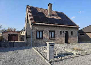 Uit de hand te koop, ruime , gezellige woning in Beverlo. Het is een vrijstaande woning op 5 are, gebouwd in 1992. De woning bevat een inkomhal met toilet, ruime living, keuken en 2 bergplaatsen. Op de bovenverdieping zijn er 3 ruime slaapkamers en een in 2025 volledig vernieuwde badkamer, alsook een zolder. <br />De vloer in de woonkamer, keuken en inkomhal is dit jaar nog vernieuwd.<br />De woonkamer wordt verwarmd door een pelletkachel en er is airco voor verwarming/koeling. Bovendien zijn er zonnepanelen die 5400kw opleveren. Dat is voldoende om te verwarmen en het huis te voorzien van voldoende electriciteit, waardoor ik per maand slechts 28€ electriciteit betaal. <br />Buiten is er 5 jaar geleden een garage bijgebouwd en kan u genieten van een ruime, gezellige, zonnige tuin.