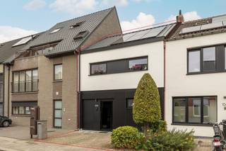 <p><span>In een rustige straat in Hamme bevindt zich deze verrassend ruime en volledig vernieuwde rijwoning. <br />De woning combineert een hedendaagse afwerking met bijzonder sterke energieprestaties en heel wat wooncomfort. Met EPC-label A, zonnepanelen, warmtepomp, vloerverwarming en airconditioning is deze woning helemaal klaar voor de toekomst.<br />Op het gelijkvloers kom je binnen via de inkomhal, waarna de woning zich opent naar een ruime en lichtrijke leefruimte. De combinatie van zachte kleuren, houtaccenten en grote raampartijen zorgt voor een aangename, warme sfeer. Aansluitend bevindt zich de moderne open keuken, voorzien van een ruim kookeiland, veel kastruimte en een mooie afwerking. De grote glaspartij achteraan zorgt niet alleen voor veel natuurlijk licht, maar geeft ook rechtstreeks toegang tot het terras en de tuin.<br />De woning beschikt over vloerverwarming op het volledige gelijkvloers, gevoed door een warmtepomp. Zowel het gelijkvloers als de eerste verdieping zijn bovendien uitgerust met airconditioning. In combinatie met de zonnepanelen en EPC A resulteert dit in een bijzonder energiezuinige woning met een hoog wooncomfort.<br />Op de eerste verdieping bevinden zich twee volwaardige slaapkamers, waaronder een ruime hoofdslaapkamer met aansluitende dressing. Deze laatste kan eventueel ook omgevormd worden naar een extra slaapkamer.De stijlvolle badkamer is uitgerust met zowel een inloopdouche als ligbad en sluit mooi aan bij de moderne uitstraling van de woning.<br />Een absolute extra troef is de volledig afgewerkte zolderverdieping. Dankzij de dakramen, mooie houten balken en verzorgde afwerking is dit een volwaardige extra ruimte die perfect kan dienen als bureau, hobbyruimte, speelkamer of polyvalente kamer.<br />Ook praktisch scoort deze woning sterk, met onder meer een aparte wasruimte, veel bergruimte en een regenwaterput. De woning beschikt bovendien over een betonnen structuur en de elektrische installatie is conform.<br />Buiten geniet je van een mooie, verzorgde en verrassend ruime tuin met terras, gazon, groenaanleg en een gezellig tuinhuis met overdekt gedeelte. Een fijne plek om in alle rust van het buitenleven te genieten..<br />Een instapklare en bijzonder energiezuinige woning waar ruimte, comfort en hedendaagse technieken perfect samenkomen. Zeker een bezoek waard!<br />Bekijk ook onze visuele tour: <span>https://web-player.walkly.app/VoT9ChdTkk3ayg4RKdVj/5LcFKLIRpxfEv8vdpFLE/ww/public</span></span><span> </span></p>