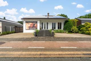 <p><span>Aan de Engstegenseweg 28A in Zonhoven bevindt zich deze uitzonderlijk ruime en veelzijdige woning met een bewoonbare oppervlakte van maar liefst 278 m² op een perceel van 756 m². Dankzij haar doordachte indeling, uitstekende energiescore en talrijke gebruiksmogelijkheden vormt deze eigendom de ideale thuisbasis voor grote gezinnen, samengestelde gezinnen, vrije beroepen of kandidaten die op zoek zijn naar een woning met kangoeroemogelijkheden.</span></p><p><span>De woning werd oorspronkelijk opgericht in 1973 en onderging doorheen de jaren 2021 tot op heden verschillende grondige renovaties. Hierdoor geniet u vandaag van een eigendom die ruimte en karakter combineert met hedendaags wooncomfort en een bijzonder energiezuinige afwerking.</span></p><p><span> </span></p><p><span>Via de functionele loopbrug bereikt u de inkomhal die onmiddellijk een gevoel van ruimte en licht creëert. Op het gelijkvloers bevindt zich aan de linkerzijde een afzonderlijk gedeelte met twee slaapkamers, een atelier, een gastentoilet en een recent vernieuwde badkamer voorzien van een stijlvolle douche, tweede toilet en infraroodvoorziening. Deze indeling leent zich uitstekend voor een praktijkruimte, zelfstandige activiteit, zorgwonen of een kangoeroeconcept.</span></p><p><span>Centraal en aan de rechterzijde van de woning bevindt zich de indrukwekkende leefruimte van maar liefst 42 m². Dankzij de grote raampartijen geniet deze ruimte van bijzonder veel natuurlijke lichtinval en een aangename connectie met de tuin. Zowel vanuit het linker- als rechtergedeelte van de woning komt u uit in een tweede leefruimte die naadloos aansluit op de ruime keuken. Vanuit de keuken heeft u toegang tot de veranda met een mooi zicht op de tuin. Aansluitend bevindt zich een praktische berging en een toegang naar de kelderverdieping.</span></p><p><span>Op de eerste verdieping geeft de nachthal toegang tot vier ruime slaapkamers met oppervlaktes variërend van ongeveer 12 m² tot 15,6 m². Verder vindt u hier een derde toilet en twee praktische zolderbergingen die extra opslagruimte bieden voor het hele gezin.</span></p><p><span>Ook aan bergruimte geen gebrek. De woning beschikt over een kelder van circa 40 m², een inpandige garage van ongeveer 27 m² en bijkomende kruipkelderruimtes van ongeveer 88 m².</span></p><p><span> </span></p><p><span>Op energetisch vlak behoort deze woning tot de absolute uitblinkers in haar segment. Met een EPC-label A en een energieverbruik van slechts 83 kWh/m²/jaar combineert deze eigendom wooncomfort met lage energiekosten. De woning is uitgerust met drie lucht-lucht warmtepompen, 38 zonnepanelen, een thuisbatterij, driedubbele beglazing in PVC-profielen, vernieuwde en geïsoleerde daken en een geïsoleerde kelder. Er zijn ook nog groene stroomcertificaten aanwezig tot 2029. Bovendien is de elektrische installatie conform en beschikt de woning over een asbestveilig attest. Ook op het vlak van veiligheid werd niets aan het toeval overgelaten dankzij de aanwezigheid van een alarmsysteem en brandbeveiliging.</span></p><p><span> </span></p><p><span>Buiten geniet u van een verzorgd, volledig omheind perceel met een vernieuwd terras, een regenwaterput en ruime parkeermogelijkheden voor meerdere voertuigen. Een bijkomende troef is de uitstekende bereikbaarheid van het eigendom, dat toegankelijk is via de Engstegenseweg én ook via een automatische poort langs de achterzijde via de Zavelstraat. De ligging combineert rust, bereikbaarheid en nabijheid van alle dagelijkse voorzieningen. Winkels, scholen, openbaar vervoer en belangrijke verbindingswegen bevinden zich op korte afstand, terwijl u eveneens geniet van de nabijheid van natuur- en recreatiegebieden die Zonhoven zo geliefd maken.</span></p><p><span> </span></p><p><span>Bent u op zoek naar een ruime, energiezuinige woning met tal van mogelijkheden voor wonen, werken of zorgwonen? Dan verdient deze unieke eigendom zonder twijfel uw bezoek.</span></p><p><span> </span></p><p><span>EPC-label A – 83 kWh/m²/jaar</span><span><br /></span><span>EPC-certificaatnummer: 20260518-0003866951-RES-1</span></p><p><span> </span></p><p><span>Voor meer informatie of een bezoek ter plaatse:</span></p><p><span>Vastgoed Janssen & Janssen</span><span><br /></span><span>☎</span><span> 011 199 991<br /></span><span>✉</span><span> <span>Lindsey@janssenenjanssen.be</span></span></p><p><span> </span></p><p><span> </span></p>