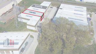 Nieuwbouw KMO-unit van 359 m² en 2 privatieve parkeerplaatsen te koop, de unit maakt deel uit van het gloednieuwe bedrijvenpark <strong>"BAZUIN",</strong> een gloednieuwe KMO-ontwikkeling gelegen op een strategische locatie in Roeselare. Het project bestaat uit een 80-tal multifunctionele units, samengebracht in verschillende bedrijfsverzamelgebouwen. De beschikbare oppervlaktes variëren van 60 m² tot 534 m², met de mogelijkheid tot samenvoeging tot grotere entiteiten. Afhankelijk van uw zoekcriteria, zijn de <strong>units beschikbaar met of zonder geïntegreerde kantoor -en/of woonruimte. </strong><br /><br />De casco magazijnen (brandklasse B) hebben een vrije hoogte van +/- 6 m en zijn opgebouwd uit een staalstructuur, gecombineerd met betonpanelen en geïsoleerde sandwichpanelen. Elke loods is voorzien van een automatische geïsoleerde sectionaalpoort (al dan niet met aparte toegangsdeur en glaspartij), een lichtstraat en een gepolierde polybetonvloer. Aansluitingen voor nutsvoorzieningen zoals stadswater, elektriciteit (25A - 3N400V) en telecom (data) zijn individueel voorzien. <br /><br />Het bedrijvenpark bevindt zich in een gebied voor ambachtelijke bedrijven en KMO's, en is geschikt voor een <strong>breed scala aan activiteiten</strong> zoals opslag, productie, verwerking, groothandel, ...<br />Dankzij de 15.300 m² aan groenaanleg en de integratie van woon-werkateliers, biedt Bazuin de ideale combinatie tussen bedrijvigheid en leefomgeving. <br /><br />Verder biedt het terrein uitgebreide parkeer -en manoeuvreerruimte, alsook parkeerplaatsen voor bezoekers en personeel. <br />Oplevering voorzien Q4 2026.<br /><br />Contacteer <strong>PANORAMA B2B</strong> voor bijkomende inlichtingen, plannen of een vrijblijvend plaatsbezoek <strong>0476 215 115</strong>.