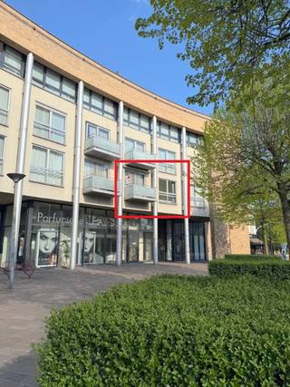 vrij ruim lichtrijk  appartement op de markt 1 STE  VERD MET LIFT inkomhal met lange rij ingemaakte praktische kasten, vrij ruime lichtrijke living...