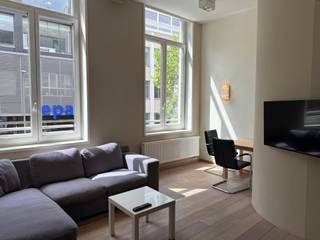 Ontdek deze charmante en lichtrijke duplex gelegen in de Adriaan Brouwerstraat 29, in het hart van Antwerpen. Dankzij de authentieke gevel, de hoge plafonds en de aangename lichtinval combineert deze woning karakter met modern wooncomfort. De duplex beschikt over een praktische indeling, een open leefruimte met keuken en een ruime slaapkamer met badkamer op de bovenverdieping. Dankzij het gunstige EPC B en de vaste kosten inclusief provisie voor gas woont u hier comfortabel en energiezuinig op een centrale locatie.<br /><br />GA NAAR WWW.DEBOERENPARTNERS.BE OM RECHTSTREEKS UW ONLINE AFSPRAAK IN TE PLANNEN<br /><br />Indeling:<br /><br />Eerste verdieping:<br />Lichtrijke leefruimte<br />Open, volledig uitgeruste keuken<br />Aangename zithoek<br />Veel natuurlijke lichtinval dankzij de grote raampartijen<br /><br />Tweede verdieping:<br />Ruime slaapkamer<br />Badkamer met douche, lavabo en handdoekradiator<br /><br />De leefruimte bevindt zich op de eerste verdieping en vormt een aangename open woonomgeving. De combinatie van de grote ramen, de houten accenten en de open keuken zorgt voor een warme en uitnodigende sfeer. De keuken is praktisch ingericht en sluit mooi aan op de leefruimte, waardoor deze duplex ideaal is voor wie houdt van compact maar comfortabel wonen in de stad.<br /><br />Op de tweede verdieping bevindt zich de slaapkamer met aansluitend de badkamer. De slaapkamer geniet van een charmante uitstraling dankzij de houten balken en dakramen, die zorgen voor extra karakter en lichtinval. De badkamer is verzorgd afgewerkt en voorzien van alle nodige comfort.<br /><br />Bijzonderheden:<br />EPC B<br />Vaste kosten: €230/maand inclusief provisie voor verwarming<br />Onmiddellijk beschikbaar<br />Mogelijkheid om meubels bij te huren aan €50/maand<br />Mogelijkheid om een staanplaats bij te huren aan €100/maand<br /><br />GA NAAR WWW.DEBOERENPARTNERS.BE OM RECHTSTREEKS UW ONLINE AFSPRAAK IN TE PLANNEN
