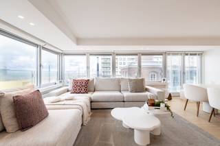 Dit uitzonderlijke hoekappartement combineert een frontaal zeezicht met een prachtig panorama over het Lichttorenplein.<br /><br />Indeling:<br />Ruime inkomhal met vestiaire en gastentoilet. Zonnige leefruimte met adembenemend zeezicht en uitzicht op het plein. <br /><br />De halfopen, volledig uitgeruste keuken is voorzien van kwalitatieve Miele-toestellen. De master bedroom beschikt over een eigen badkamer met ligbad, dubbele wastafel en toilet.<br />Tweede slaapkamer met plaats voor een dubbel bed, eveneens met zicht op strand en zee. Tweede badkamer met douche en wastafel.<br /><br />Derde slaapkamer met uitzicht over het Lichttorenplein en de zee.<br /><br />EPC: 176 kWh/m²/jaar