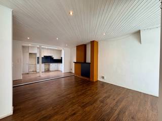 Deze instapklare woning is gelegen in het bruisende stadscentrum van Roeselare, vlakbij de Markt.Deze woning is vlot bereikbaar en diverse winkels,...