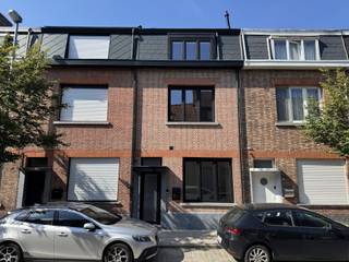 Welkom in deze gerenoveerde charmante woning gelegen in Mechelen.Via de inkomhal bereiken we de wasplaats, WC en open keuken met aansluitend living welke uitgeeft op het terras/tuin. De ingerichte open keuken is voorzien van inductiekookplaat, oven, microgolf, vaatwas, frigo met diepvries en enkele spoeltafel.Op de eerste verdieping is er een ruime badkamer(inloopdouche, WC en dubbele lavabo) en slaapkamer.Verder beschikt deze woning nog over 2 slaapkamers op de zolderverdieping.Buiten geniet u van een gezellige tuin, ideaal om tot rust te komen na een drukke dag. Laat deze kans niet voorbijgaan en maak van deze woning uw nieuwe thuis!