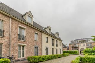 <p>Ligging: rustig doch centraal gelegen in de residentiële verkaveling 'Nieuwe Erven' in het centrum van Turnhout met een vlotte verbinding naar het centrum, scholen, openbaar vervoer en autostrade E34.</p>
<p>Omschrijving:<br />Bij het betreden van de woning komt u terecht in een inkomhal met gastentoilet en een trap naar de bovenverdieping. Verder doorlopend ontdekt u de lichtrijke leefruimte met een mooi zicht op de onderhoudsvriendelijke tuin. Vervolgens treffen we de mooie, geïnstalleerde keuken met een aparte bergplaats.<br />Op de eerste verdieping vinden we twee ruime slaapkamers, een apart toilet, de badkamer een een aparte dressing met ingemaakte kasten. Via de vaste trap kunnen we de tweede verdieping bereiken waar de afgewerkte zolderkamer zich bevindt, deze is nog mogelijk om op te splitsen in twee kamers. Op deze verdieping is er ook een wasplaats met ingemaakte kasten aanwezig. <br />De woning is gelegen op een grondstuk van ca. 150m² en beschikt over een terras en looppadje naar de tuinberging. Een grote troef is dat de tuin langs achter bereikbaar is via een poortje. <br /><br />De beschikbaarheid van de woning is af te spreken met de eigenaar.</p>