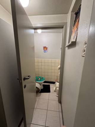 Gelegen in het centrum van Brugge, vind je deze charmante woning met enorm potentieel. Een ideale startwoning of interessante investering voor wie op zoek is naar een project op toplocatie.<br />De woning is momenteel verhuurd aan €750/maand, wat meteen een mooi rendement oplevert.<br />Indeling:<br />Inkomhal - Gezellige leefruimte - Keuken - Toilet - Berging - Overdekt terras<br />Op de verdieping: badkamer en 2 slaapkamers<br />Zolder bereikbaar met vaste trap (mogelijkheid tot extra kamer)<br />Met wat renovatiewerk kan dit pand omgetoverd worden tot een moderne stadswoning met karakter, midden in het bruisende Brugge.<br />Pluspunten:<br />✅ Centrale ligging<br />✅ Stabiel huurrendement<br />✅ Vaste trap naar de zolder<br />✅ Perfect voor starters of investeerders<br />📍 Locatie: Groenestraat 21 - 8000 Brugge<br />💰 Prijs: €215.000<br />Interesse? Neem snel contact op voor meer informatie of een bezoek! 050/20.00.00