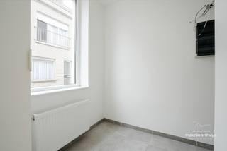 Ga naar de website van de makelaar en schrijf u in voor de bezoekdag. <br />makelaarshuys.be ; ga naar te koop en plan uw bezoek.<br /><br />Deze instapklare woning in rij met terras, tuin en ruime aparte garagebox met handmatige poort is gelegen in het hart van Eeklo op een perceel van 140m². <br /><br />Ze is instapklaar, stijlvol afgewerkt en biedt de perfecte start voor wie comfort en stedelijk wonen wil combineren. <br /><br />De bewoonbare oppervlakte 104m² is verdeeld over inkomhal, berging voor wasmachine, droogkast , een apart toilet met wastafel, een lichtrijk leefruimte voor eethoek en zithoek en een open keuken met toestellen, o.a. vaatwasser, oven, keramische kookplaat, inbouwkasten, …<br />Via het schuifraam bereikt u het terras en de tuin. <br /><br />Via de trap bereikt u de 1ste verdieping waar u een ruime masterbedroom heeft en een moderne badkamer met inloopdouche, toilet en wastafel. <br /><br />Op de 2de verdieping twee extra( slaap)kamers bieden mogelijkheden van kinderkamer(s) tot thuiskantoor of logeerruimte. <br /><br />Er is centrale verwarming op aardgas via radiatoren. <br />De woning is voorzien van pvc ramen en dubbel glas<br />Gunstig EPC: 119 : label B ( dak, vloer, muurisolatie)<br />Geen asbest in de woning/ enkel golfplaten dakgarage wel. <br />Conforme elektrische keuring. <br /><br />Op wandelafstand van de markt en het kerkplein van Eeklo met het Belfort aan het stadhuis , de parochiekerk Sint-Vincentius , diverse restaurants en het winkelcentrum, openbaar vervoer, Station in de nabijheid, diverse scholen o.a. College Ten Doorn. <br /><br />meer info sofie@makelaarshuys.be of 0468 24 65 84