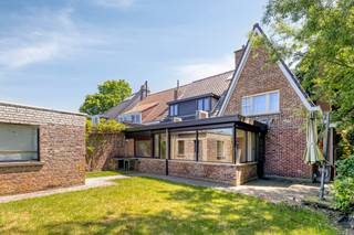 Deze uitzonderlijk ruime woning is gelegen te Bissegem op maar liefst drie percelen (1524m²) en biedt dankzij haar grote oppervlaktes de perfecte thuis voor een modern gezin.<br /><br />De indeling van de woning:<br />- Praktische kelderruimte<br />- Een indrukwekkende en ruime binnenkomer met originele schilderingen die meteen het unieke karakter van het huis tonen.<br />- Een bijzonder lichtrijke woonkamer, sfeervol aangekleed met authentieke sierbalken en een gezellige open haard.<br />- Een royale keukenplaats die u volledig naar eigen smaak en wensen kunt moderniseren en inrichten.<br />- Een heerlijke, lichte veranda uitgerust met een eerste badkamer en een prachtig, rustgevend zicht op de riante tuin.<br />- Inpandige garage met directe toegang tot de woning.<br /><br />Eerste verdieping:<br />- Drie volwaardige, ruime slaapkamers met veel lichtinval.<br />- Een tweede, praktisch ingerichte badkamer.<br />- Een grote zolderverdieping<br /><br />De schuur achteraan de woning met de meeste asbestelementen, wordt door de huidige eigenaars nog verwijderd.<br /><br />Kortom, een woning met een ijzersterke basis die klaar is om getransformeerd te worden tot uw absolute droomthuis.<br /><br /><br />Dit pand is onderworpen aan de renovatieverplichting van de Vlaamse overheid voor residentiële gebouwen (behoudens bij sloop binnen 5 jaar na de aankoop). Consulteer voor meer informatie de website van het Vlaams Energie- en Klimaatagentschap via https://www.vlaanderen.be/een-woning-kopen/renovatieverplichting-voor-residentiele-gebouwen<br /><br />Bestuursmaatregelen in het maatregelenregister: nee