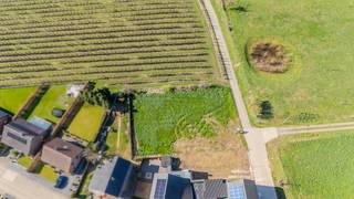 Mooie bouwkavel gelegen te Grote-Spouwen, Bilzen-Hoeselt.  <br /><br /><u><span><strong>OMGEVING</strong></span></u><br />Deze bouwgrond is gelegen in Grote-Spouwen, een rustige deelgemeente van Bilzen-Hoeselt, en biedt de ideale combinatie van landelijke charme en goede bereikbaarheid.<br />De omgeving wordt gekenmerkt door het groene en glooiende landschap van Haspengouw, met fruitboomgaarden en open natuur, wat zorgt voor een aangename woonkwaliteit en veel recreatiemogelijkheden zoals wandelen en fietsen.<br /><br />Tegelijk ligt Grote-Spouwen strategisch tussen Hasselt en Maastricht en bevindt het zich op korte afstand van de E313, waardoor steden en belangrijke verbindingswegen vlot bereikbaar zijn. Hierdoor is het een aantrekkelijke locatie voor wie rustig wil wonen zonder in te boeten op mobiliteit.<br /><br /><u><span><strong>GRONDEN</strong></span></u><br />De huidige situatie betreft twee percelen grond, dewelke tezamen verkocht worden, met als bestemming: woongebied met landelijk karakter.<br />Er zijn 2 bouwplaatsen realiseerbaar, ieder met een zuidoostelijke oriëntatie. Rechts van de bouwgrond (met het aangezicht naar de bouwgrond vanaf de straatzijde) is het agrarisch gebied. <br /><br /><strong>Perceel 1 - 0418D2P0000</strong>
<ul>
	<li>Totale oppervlakte: <strong>2a 42ca</strong>. </li>
	<li>Perceelbreedte straatkant: +- 11 m</li>
	<li>Perceeldiepte: +- 26,60 m (diepste punt)</li>
	<li>Bebouwing: Halfopen </li>
</ul>
<strong>Perceel 2 - 0417KP0000</strong> 

<ul>
	<li>Totale oppervlakte: <strong>10a 68ca. </strong></li>
	<li>Perceelbreedte straatkant: +- 26,4 m</li>
	<li>Perceeldiepte: +- 39,60 m </li>
	<li>Bebouwing: Nader te bepalen in samenspraak met de gemeente</li>
</ul>
<br />Bent u op zoek naar een bouwgrond in een aangename omgeving of een interessante investering ? <br />Neem gerust contact met ons op via<strong> <span>+32 (0)89 23 44 22</span></strong> of mail naar <span><strong>info@immoverslegers.be</strong></span> voor meer informatie.