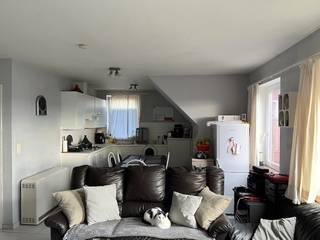 <p>Centraal gelegen knus dakappartement (2de verdiep - geen lift) omvat woonkamer met open keuken, badkamer en 2 slaapkamers.</p><p>Geen huisdieren toegelaten.</p>