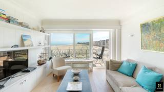 <p>Iconisch gelegen in residentie Alto De Mar, vlak naast de RBSC-zeilclub van Duinbergen, geniet dit appartement van een prachtig zeezicht en een open uitzicht over het Albertstrand. Dankzij de oostgerichte gevel baadt de leefruimte ’s morgens in het zonlicht.</p>
<p>Het appartement omvat een lichtrijke woonkamer met parketvloeren en een open keuken voorzien van alle toestellen. Verder zijn er twee volwaardige slaapkamers, geschikt voor dubbele bedden, een ruime badkamer met grote inloopdouche en dubbele lavabo, en terrassen aan zowel de voor- als achterzijde. Het schuifraam naar het terras werd recent vernieuwd. Het appartement werd volledig gerenoveerd in 2012.</p>
<p>Privatieve kelder in het gebouw inbegrepen.</p>