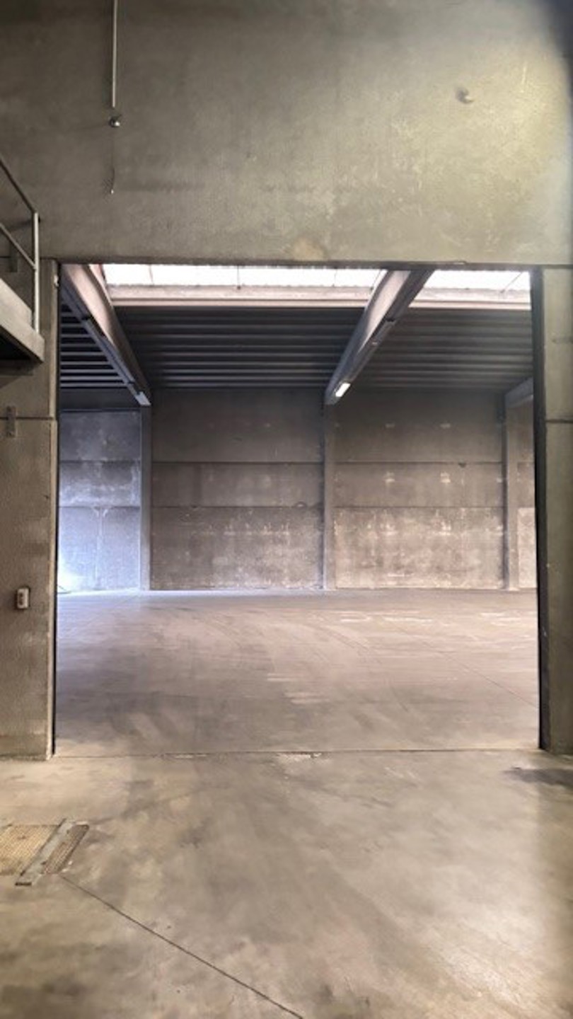 Magazijn 2.900m² met sectionaal poort en 1 loskade en kantoor - foto 4
