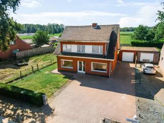 <p><strong>Te renoveren gezinswoning op 733 m² met prachtig uitzicht over weilanden</strong></p>
<p>Op een vlot bereikbare locatie tussen Sint-Lenaarts en Rijkevorsel bevindt zich deze verzorgde, vrijstaande woning op een perceel van 733 m². Winkels, scholen en andere voorzieningen liggen op slechts ca. 3 km, terwijl een bushalte zich op wandelafstand bevindt. Achteraan geniet je van een prachtig, groen uitzicht over de achterliggende weilanden, wat zorgt voor een aangenaam gevoel van rust en ruimte.</p>
<p>Met een bewoonbare oppervlakte van ongeveer 182 m² biedt deze woning heel wat mogelijkheden voor wie op zoek is naar een renovatieproject met potentieel.</p>
<p><strong>Indeling</strong></p>
<p><strong>Gelijkvloers</strong><br />Je komt binnen via de inkomhal met trap naar de verdieping. De gezellige leefruimte sluit aan op de open keuken, die is uitgerust met een keramische kookplaat, dampkap, dubbele spoeltafel en koelkast. Verder vind je op het gelijkvloers een slaapkamer die ook perfect dienst kan doen als bureau of hobbyruimte, een cv-berging, een wasplaats met douche en een apart toilet. Vanuit de keuken is bovendien de kelder toegankelijk.</p>
<p><strong>Verdieping</strong><br />De centrale nachthal geeft toegang tot drie volwaardige slaapkamers en een badkamer, voorzien van een ligbad, dubbele wastafel en toilet.</p>
<p><strong>Buitenruimte</strong></p>
<p>De zuid gerichte tuin vormt een absolute troef. Op het overdekte terras geniet je in alle rust van het open zicht over de achterliggende weilanden. De brede oprit leidt naar de garage aan de rechterzijde van het perceel. Aan de linkerzijde bevindt zich bovendien een praktische tuinberging.</p>
<p><strong>Extra troef</strong></p>
<p>Voor deze woning werd reeds een <u>uitvoerbare</u> omgevingsvergunning bekomen voor het verbouwen en uitbreiden van de vrijstaande eengezinswoning, het regulariseren van de autobergplaats, het bouwen van een nieuw bijgebouw. het slopen van het overdekte terras en een vrijstaand bijgebouw.</p>
<p>De vergunde plannen en de volledige omgevingsvergunning zijn op aanvraag beschikbaar.</p>
<p><strong>Op zoek naar een woning met karakter, een mooie perceeloppervlakte en tal van renovatiemogelijkheden? Dan is dit een unieke kans om een eigendom volledig naar eigen smaak en wensen te realiseren.</strong></p>
<p>Dit pand onderhevig is aan de renovatieverplichting die door de Vlaamse overheid wordt opgelegd voor residentiële gebouwen. Meer info op https://www.vlaanderen.be/een-woning-kopen/renovatieverplichting-voor-residentiele-gebouwen.</p>