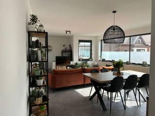 Prachtig nieuwbouw duplex appartement met ideale ligging, vlakbij markt Lede. Indeling 1ste verdieping: vestiaire, apart toilet, mooie woonkamer met veel lichtinval, grote volledig ingerichte keuken en terras. Op de 2e verdieping bevinden zich 2 slaapkamers, badkamer en toilet. Autostaanplaats, fietsenstalling en wasruimte in grote garage. Hoge afwerkingsgraad / CV op aardgas. Graag een bezoekje? mail ons op info@cornelis-goeman.be- 052 52 80 80
