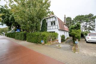 <p><strong>Spacieuse villa côtière authentique avec garage et possibilités d'extension au 144 Zeelaan</strong></p><p>Cette propriété bien aménagée offre beaucoup de potentiel et est idéale pour ceux qui recherchent une maison familiale spacieuse au bord de la mer à moderniser à leur goût.</p><p>Au rez-de-chaussée, vous trouverez un espace de vie lumineux avec une cuisine attenante et des toilettes séparées. Au premier étage, il y a trois chambres confortables (deux avec lavabo), une salle de bains avec baignoire/douche et lavabo, et des toilettes séparées. Un placard encastré offre un espace de rangement supplémentaire.</p><p>Le grand grenier offre des possibilités supplémentaires de rangement ou d'extension. A l'extérieur, vous bénéficiez d'une allée et d'un garage spacieux, offrant un grand espace de stationnement. Le toit a déjà été isolé et la maison est équipée d'un chauffage au gaz.</p><p>Une cave sèche est également disponible à l'adresse .</p><p><strong>Caractéristiques de ce bien :</strong></p><ul><li><p>Espace de vie lumineux avec cuisine séparée</p></li><li><p>3 chambres + salle de bains et toilettes séparées</p></li><li><p>Garage spacieux et allée</p></li><li><p>Grand grenier avec possibilités</p></li><li><p>Chauffage au gaz & toiture isolée (EPC-D = pas d'obligation de rénovation) </p></li><li><p>Structure solide et aménagement agréable</p></li><li><p>Distance à pied de la mer et de la plage</p><p> </p></li></ul><p>Une propriété avec un grand potentiel et une excellente base pour une modernisation ultérieure !</p><p>Plus d'infos ou une visite ? <br />Karel@home4you.be<br />0470342025</p><p> </p>