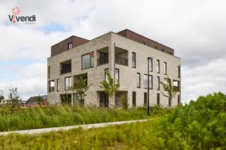 <span>Ontdek Residentie Het Gulde, een uniek en toekomstgericht nieuwbouwconcept waar comfort, duurzaamheid en community centraal staan. Hier woont u niet alleen energiezuinig (E-peil max. 30), maar geniet u ook van een uitzonderlijke leefkwaliteit dankzij een uitgebreid aanbod aan gedeelde faciliteiten.</span><br /><span>Laat u verrassen door de combinatie van kwalitatief wonen en een groene, sociale leefomgeving met onder meer prachtige gemeenschappelijke tuinen, een idyllische zwemvijver, hondenweide, co-working space en vergaderruimte, fitnessruimte, deelauto en leenfietsen.</span><br /><span>Residentie Het Gulde is gelegen in het centrum van Weelde, op een rustige, autoluwe locatie midden in het groen. Toch bevindt u zich op wandelafstand van werkelijk alle voorzieningen: scholen, winkels, sporthal, zwembad, gemeentehuis, supermarkt, bakker, slager en meer. Daarnaast geniet u van een vlotte verbinding naar Turnhout en Tilburg, zowel met de wagen, bus als fiets.</span><br /><span>Wonen op uw maat!</span><br /><span>De appartementen zijn beschikbaar met 1, 2 of 3 slaapkamers en zijn doordacht ontworpen met oog voor comfort en licht met een volledig geïnstalleerde keuken met praktische berging, ruime, lichtrijke leefruimte met toegang tot uw terras, apart gastentoilet, moderne badkamer met inloopdouche.</span><br /><span>Ondergronds beschikt u over parkeerplaatsen, privatieve bergingen en ruime fietsenstallingen.</span><br /><span>Duurzaam en toekomstgericht!</span><br /><span>Elke woning is uitgerust met een energiezuinige(E-peil max 30) lucht-water warmtepomp die zorgt voor verwarming via vloerverwarming (geen radiatoren) en warm water. Bovendien is het project volledig gasloos – een slimme investering in de toekomst. Verwachte oplevering december 2027.</span><br /><span>Interesse?</span><br /><span>Wenst u meer informatie of een bezoek ter plaatse?</span><br /><span>Contacteer ons vrijblijvend via 014 70 70 35 en ontdek zelf de troeven van Residentie Het Gulde.</span>