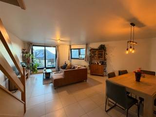 <p>Op een boogscheut van Leuven, Abdij van Park, Sportoase ... namelijk op de Geldenaaksebaan kan je dit ruim duplex twee slaapkamer appartement vinden. Het gebouw dateert van 2008 en kent een moderne uitstraling. Een ruime inkomhal brengt je naar de leefruimte met eetplaats en living. De keuken is volledig geïnstalleerd en heeft bijkomend een praktische berging. Verbonden aan de leefruimte is het terras en een trap dat je naar de tweede verdieping brengt. Deze verdieping is bestaande uit twee ruime slaapkamers en een badkamer. <br />Op de -1 verdieping van het gebouw kan je de kelderberging vinden alsook een autostaanplaats en dit inbegrepen in de huurprijs. <br /><br />Interesse? Plan een bezoek in: verhuur@connect-immo.be <br />125€ gemeenschappelijke kosten (nutsvoorzieningen privatief)</p><p>Beschikbaar vanaf 3 november 2026.</p>