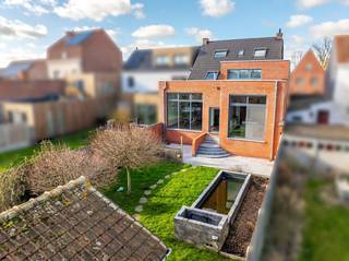 Zéér kwalitatieve en verrassend ruime woning te koop met 5 slaapkamers, zuidgerichte tuin en inpandige garage in Sint-Jan! De ligging vlakbij de...