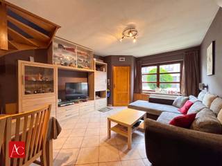 <p>Deze interessant geprijsde woning heeft een bewoonbare oppervlakte van 120 m² op een perceel van 97 m² en beschikt over een voor- en achtertuin, drie slaapkamers en een zolder.</p><p> </p><p>Bij het binnenkomen komt u terecht in de lichtrijke leefruimte met een open indeling, die aansluit op de keuken. </p><p>Nabij de keuken bevindt zich een veranda/bergruimte die vervolgens uitgeeft op de achtertuin, volledig aangelegd als terras.</p><p>Op de eerste verdieping bevindt zich een ruime slaapkamer en een badkamer met ligbad, wastafel, toilet en ruimte voor uw wasmachine en droogkast.</p><p> </p><p>De tweede verdieping is bereikbaar via een vaste trap en telt twee slaapkamers.</p><p>Via een vlizotrap bereikt u de zolderkamer.</p><p> </p><p>De hoge EPC-score is voornamelijk toe te kennen aan de elektrische verwarmingstoestellen. </p><p>Mits het plaatsen van airco's, verwarmt en koelt u via een warmtepomp, wat een aanzienlijke impact zal hebben op de EPC-score.</p><p>Voeg een kleine installatie zonnepanelen toe en deze EPC-score zakt aanzienlijk. </p><p> </p><p>De woning is gelegen in Beveren-Waas, op korte afstand van winkels, scholen, openbaar vervoer en belangrijke invalswegen.</p><p> </p>