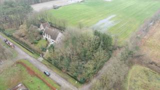 Rustig gelegen bouwgrond in een residentiële verkaveling en met een oppervlakte van ca. 2.133 m². De bouwgrond heeft achteraan een schitterend weids uitzicht over natuurgebied. Geschikt voor het oprichten van een open bebouwing voor ééngezinwoning met maximum 2 bouwlagen en een dakverdieping. Gelegen in woonparkgebied en in een goedgekeurde verkaveling. <br /><br />Verkavelingsvoorschriften op eenvoudig verzoek te bekomen via ons kantoor. Vrij van bouwverplichting: u bouwt wanneer en met wie u wenst.
