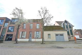 <p>Op een gunstige en centrale ligging bevindt zich deze charmante en statige woning met authentieke elementen en een warme uitstraling. Deze woning ademt karakter dankzij de hoge plafonds, originele details en het gevoel van ruimte dat meteen opvalt bij het binnenkomen.<br /><br />Via de inkomhal betreedt u de woning, waar de charme van een herenhuis meteen voelbaar is. De gezellige eetkamer sluit naadloos aan op de lichtrijke leefruimte, die op haar beurt uitgeeft op een aangename veranda met zicht op de groene tuin. Deze ruimte vormt het hart van de woning en biedt een ideale plek om tot rust te komen.<br /><br />De keuken is praktisch ingericht en uitgerust met een gasvuur, met aansluitend voldoende mogelijkheden om deze verder te moderniseren naar eigen smaak. Verder bevindt zich op het gelijkvloers een extra ruimte die perfect kan dienen als bureauruimte of als slaapkamer. De badkamer is voorzien van een ligbad met douchescherm, toilet en badkamermeubel. Aansluitend vinden we eveneens de wasplaats terug. <br /><br />Op de eerste verdieping leidt de nachthal naar drie ruime slaapkamers, elk met hun eigen charme. Eén van de kamers beschikt bovendien over een extra ruimte die perfect kan ingericht worden als ensuite dressing.<br /><br />De tweede verdieping, bereikbaar via een vaste trap, biedt een ruime zolder met tal van mogelijkheden. Hier kunnen eenvoudig één tot twee extra slaapkamers of een hobbyruimte gecreëerd worden.<br /><br />Buiten geniet u van een gezellige en ruime tuin waar het heerlijk vertoeven is in alle rust en privacy.<br /><br />Extra troeven zijn onder meer de aanwezigheid van een bergkelder en een garage die aansluit aan de woning.<br /><br />De woning beschikt over een EPC-label F, wat een renovatieverplichting inhoudt, maar tegelijk ook een unieke kans biedt om deze karaktervolle woning volledig naar eigen wensen en hedendaagse normen te renoveren.<br /><br />Kortom, een woning boordevol potentieel, ideaal voor wie op zoek is naar ruimte, charme en de mogelijkheid om een echte thuis te creëren. Kom snel deze woning samen met ons ontdekken. Contacteer Dupont Vastgoed - Jonas Knaepen (BIV 518894) voor een bezoek ter plaatse op 0471 91 88 46.</p>
